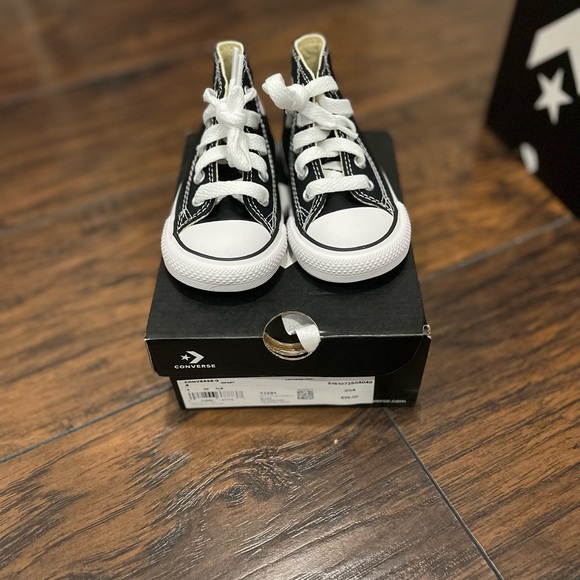 Infant Converse sneakers - BRAND NEW - never worn!!! - Picture 4 of 6